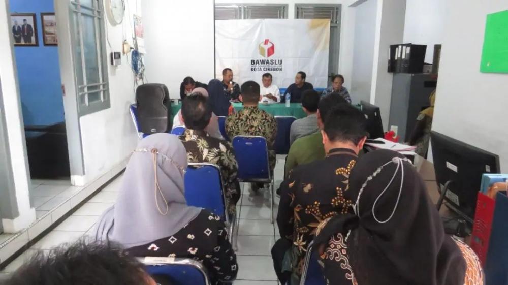 Bawaslu Kota Cirebon Gelar Penguatan Kapasitas Hukum Tahapan Pendaftaran dan Verifikasi Parpol