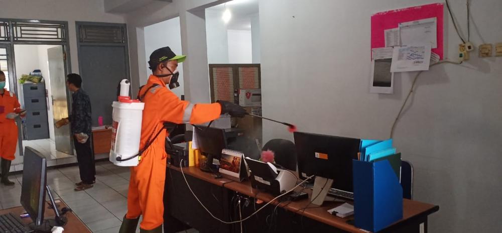 PENYEMPROTAN DISINFEKTAN DI KANTOR BAWASLU KOTA CIREBON