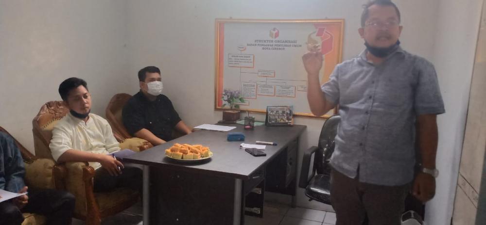 Staf Sekretariat Bawaslu Kota Cirebon Ikuti Pelatihan Menulis