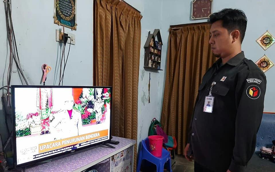BAWASLU KOTA CIREBON MENGIKUTI UPACARA PENURUNAN BENDERA PADA PERINGATAN HUT RI KE 75 SECARA VIRTUAL