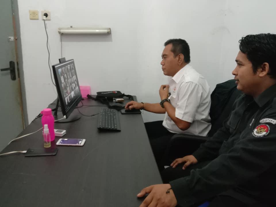 BAWASLU KOTA CIREBON MENGIKUTI VIDEO CONFERENCE OPTIMALISASI PERAN DAN FUNGSI KEHUMASAN BAWASLU TAHUN 2020