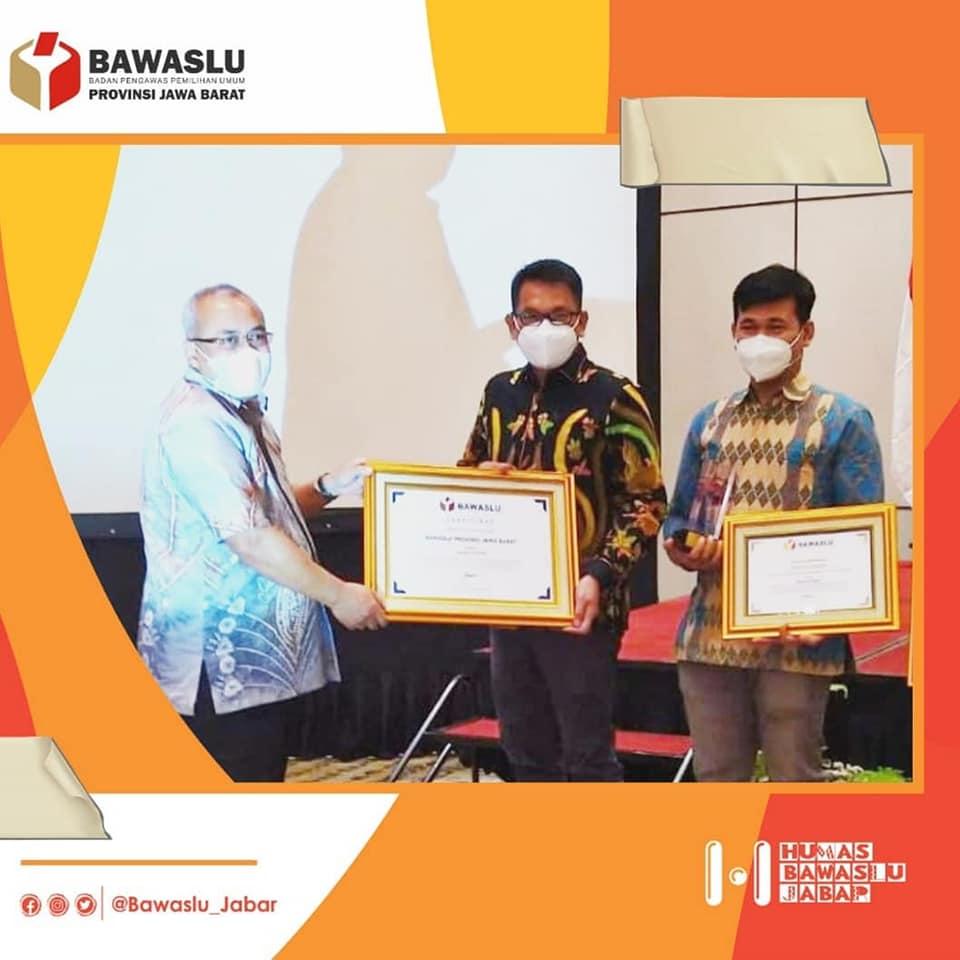 BAWASLU JABAR MENDAPAT 2 PIAGAM PENGHARGAAN SEKALIGUS
