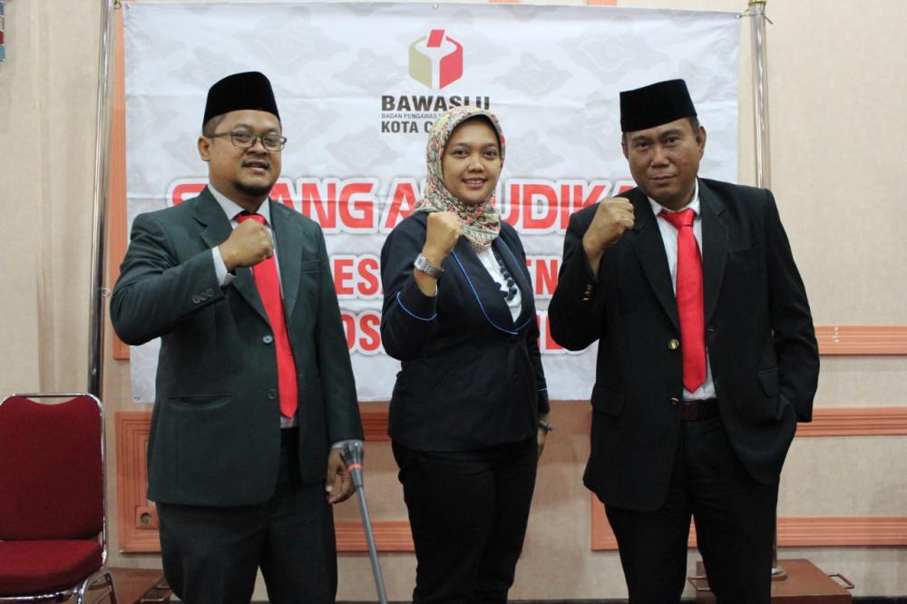 KETUA BAWASLU KOTA CIREBON MENGUNJUNGI SEKOLAH KADER PENGAWASAN