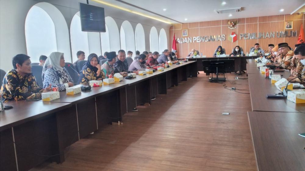 Bawaslu Kota Cirebon Serahkan Laporan Akhir Rekrutmen Panwascam Pemilu 2024