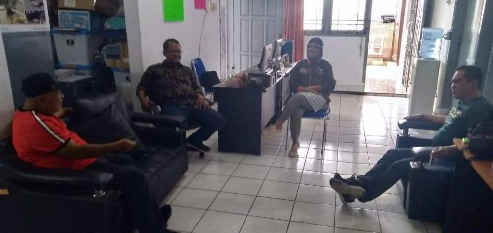 H.M. WASIKIN MARZUKI (ANGGOTA BAWASLU PROVINSI JAWA BARAT) MENGUNJUNGI KANTOR SEKRETARIAT BAWASLU KOTA CIREBON