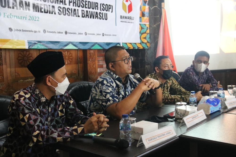 Bawaslu Se-Ciayumajakuning Beri Masukan SOP Media Sosial
