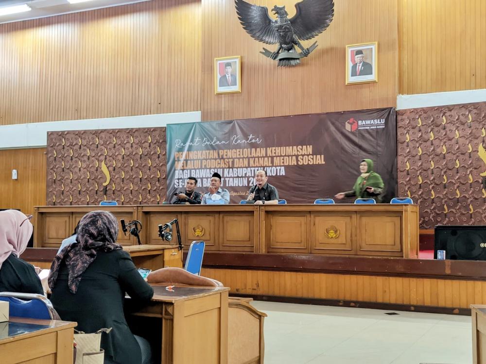 Bawaslu Jabar Gelar Peningkatan Pengelolaan Kehumasan Melalui Podcast dan Medsos
