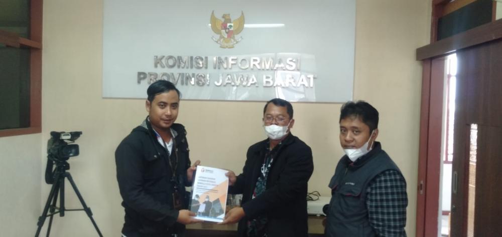 Bawaslu Kota Cirebon Serahkan Laporan PPID Tahun 2021