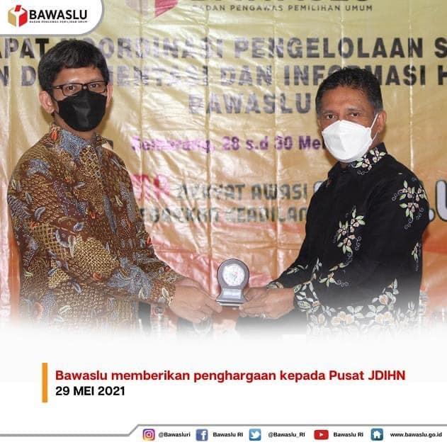 BAWASLU MEMBERIKAN PENGHARGAAN KEPADA PUSAT JARINGAN DOKUMENTASI DAN INFORMASI HUKUM NASIONAL (JDIHN)