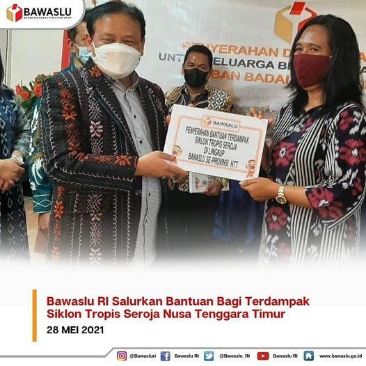 KETUA BAWASLU RI, ABHAN SECARA SIMBOLIK MENYERAHKAN DONASI BANTUAN BAGI TERDAMPAK SIKLON TROPIS SEROJA