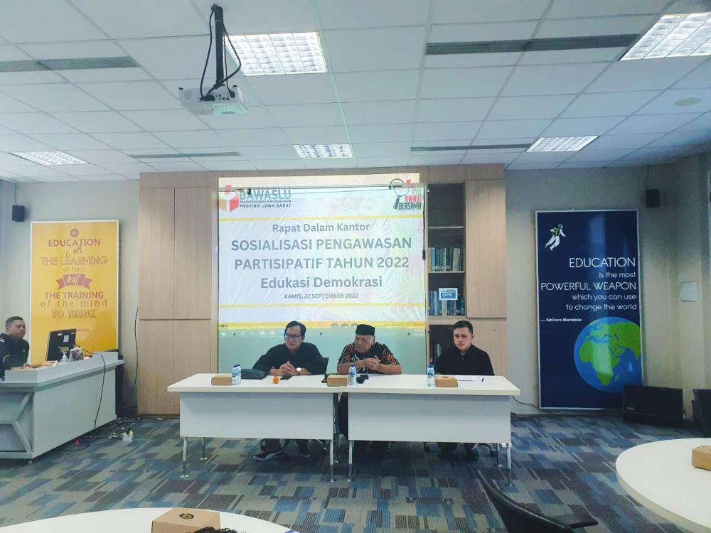 Sosialisasi Melalui Ular Tangga Demokrasi
