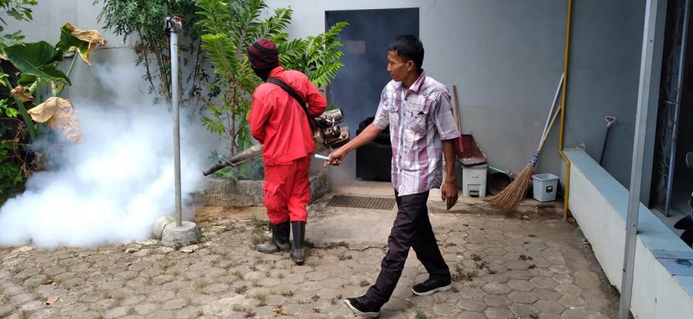 CEGAH DEMAM BERDARAH, BAWASLU KOTA CIREBON LAKUKAN FOGGING