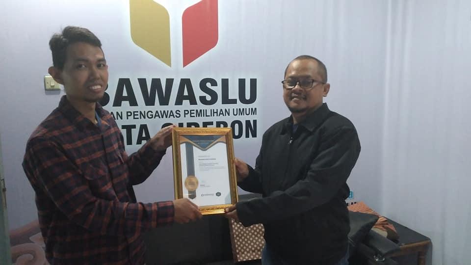 BAWASLU KOTA CIREBON MERAIH PIAGAM PENGHARGAAN KATEGORI LEMBAGA PUBLIK TERBUKA BIDANG KEHUMASAN