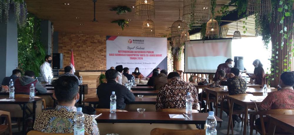 RAPAT EVALUASI KETERBUKAAN INFORMASI PUBLIK BAGI BAWASLU KABUPATEN/KOTA SE-JAWA BARAT TAHUN 2020