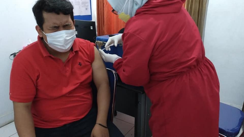 PIMPINAN DAN STAF BAWASLU KOTA CIREBON MELAKSANAKAN VAKSIN COVID-19