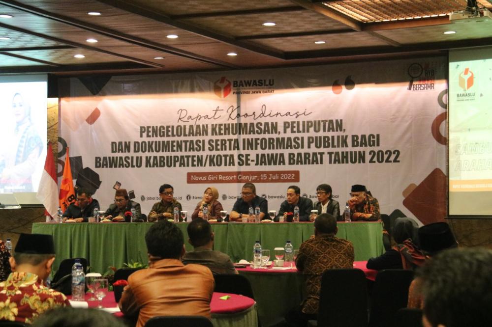 Bawaslu Kota Cirebon Ikuti Rakor Kehumasan dan Informasi Publik
