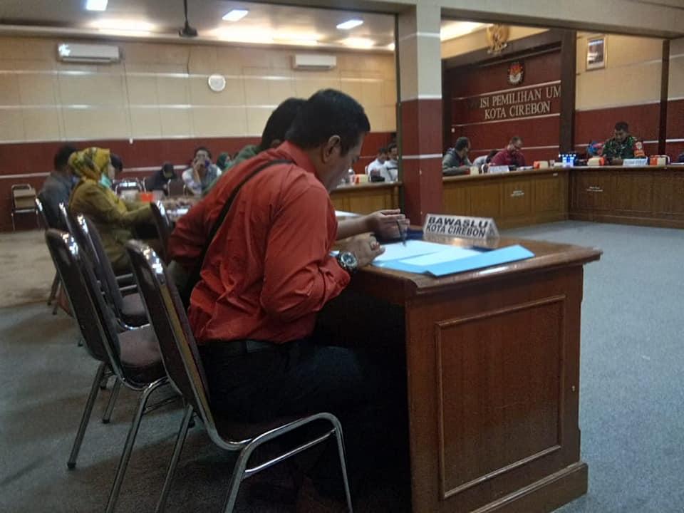 RAPAT PLENO TERKAIT REKAPITULASI DAFTAR PEMILIH BERKELANJUTAN TAHUN 2020 PERIODE BULAN OKTOBER