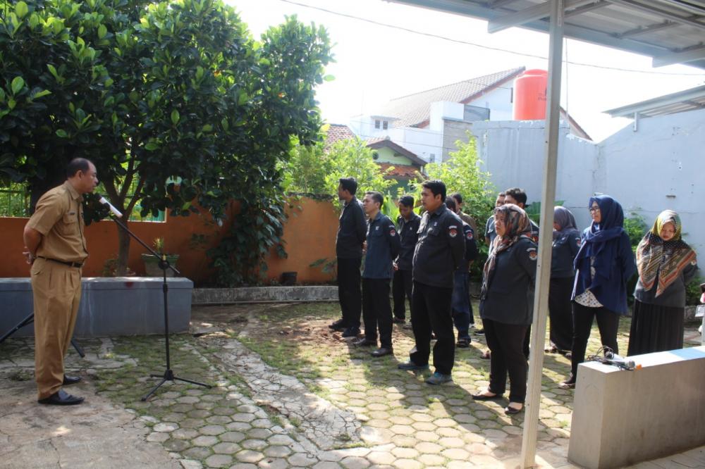 BAWASLU KOTA CIREBON MENGADAKAN APEL PAGI DAN MEMBERI ARAHAN TERKAIT MITIGASI COVID-19