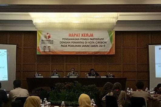 RAPAT KERJA PENGAWASAN PEMILU PARTISIPATIF DENGAN PEMANTAU  DI KOTA CIREBON PADA PEMILIHAN UMUM TAHUN 2019