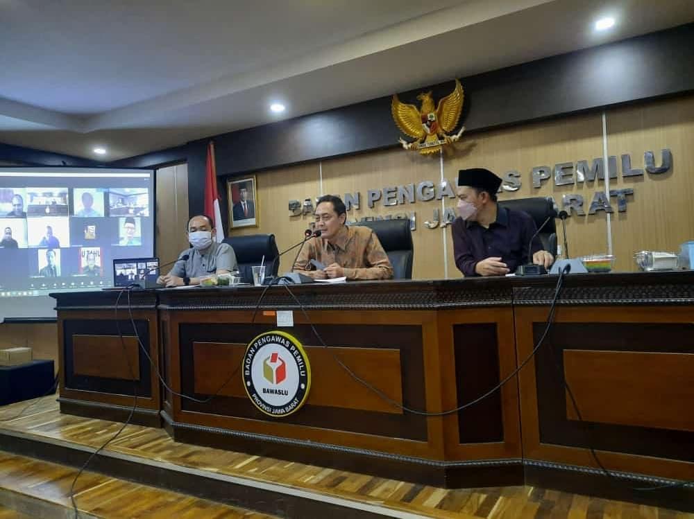 Bawaslu Kota Cirebon Ikuti Monev Produk Hukum di Turangga
