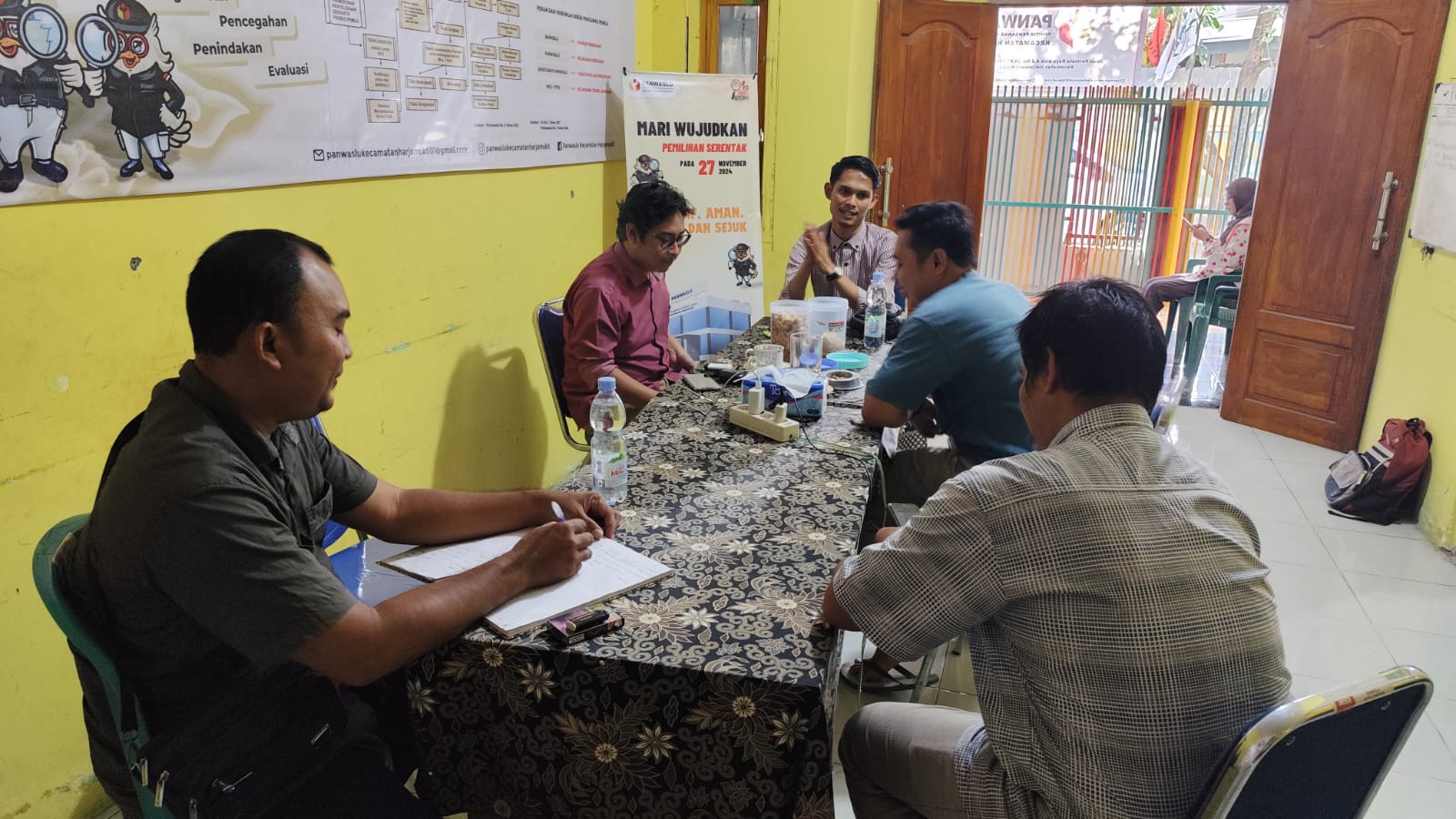 Kunjungan Supervisi Bawaslu Kota Cirebon ke Panwaslu Kecamatan Harjamukti: Menyongsong Pleno Daftar Pemilih Hasil Pemutakhiran