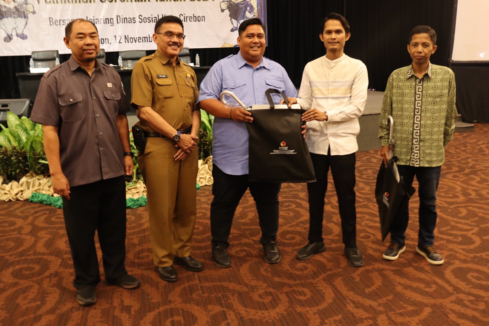 Bawaslu Kota Cirebon Bagikan Bahan Sosialisasi Larangan Pemilihan 2024