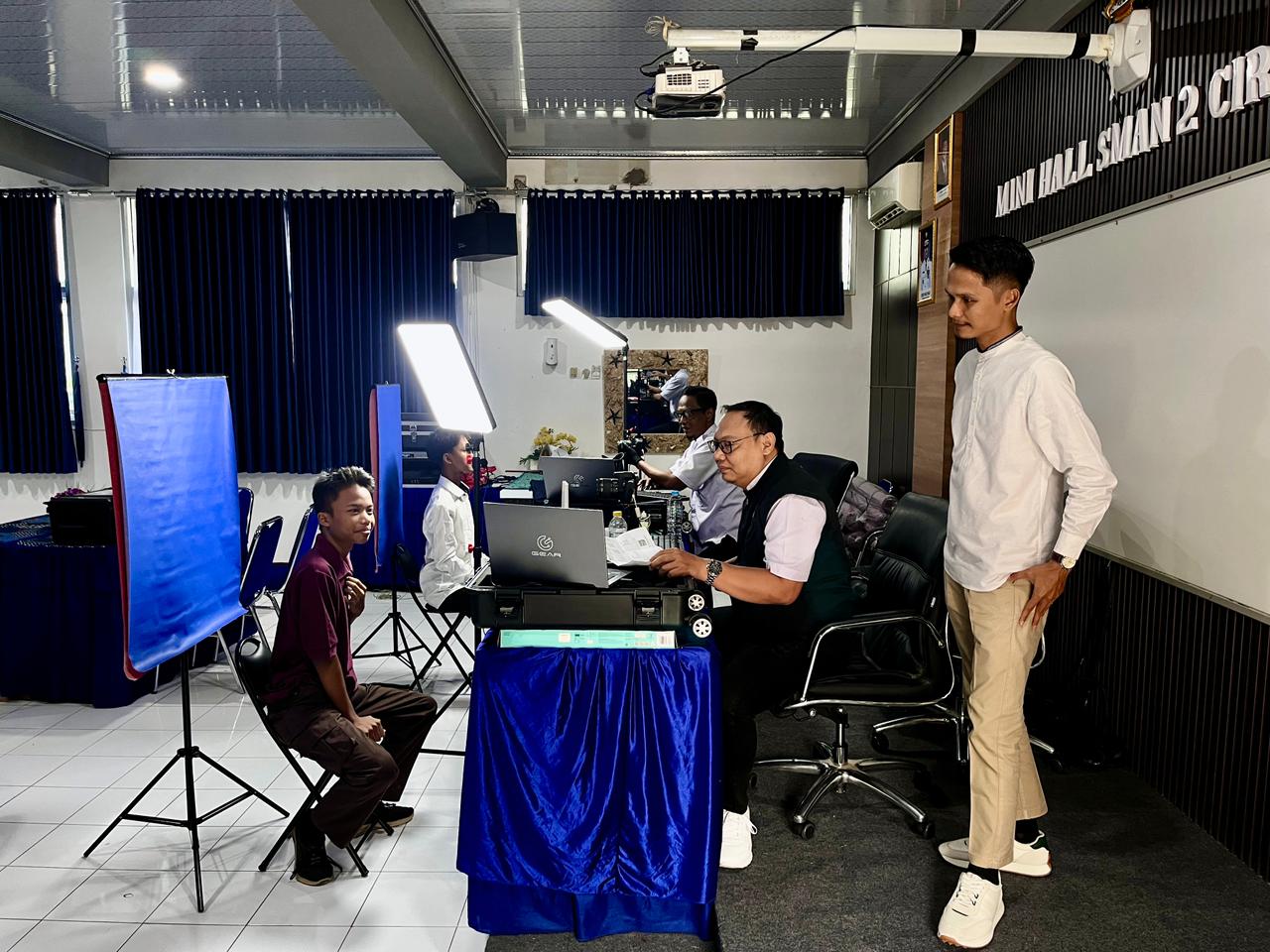 Bawaslu Kota Cirebon Laksanakan Pengawasan Perekaman KTP-el bagi Usia 16 Tahun ke Atas di SMAN 2 Kota Cirebon