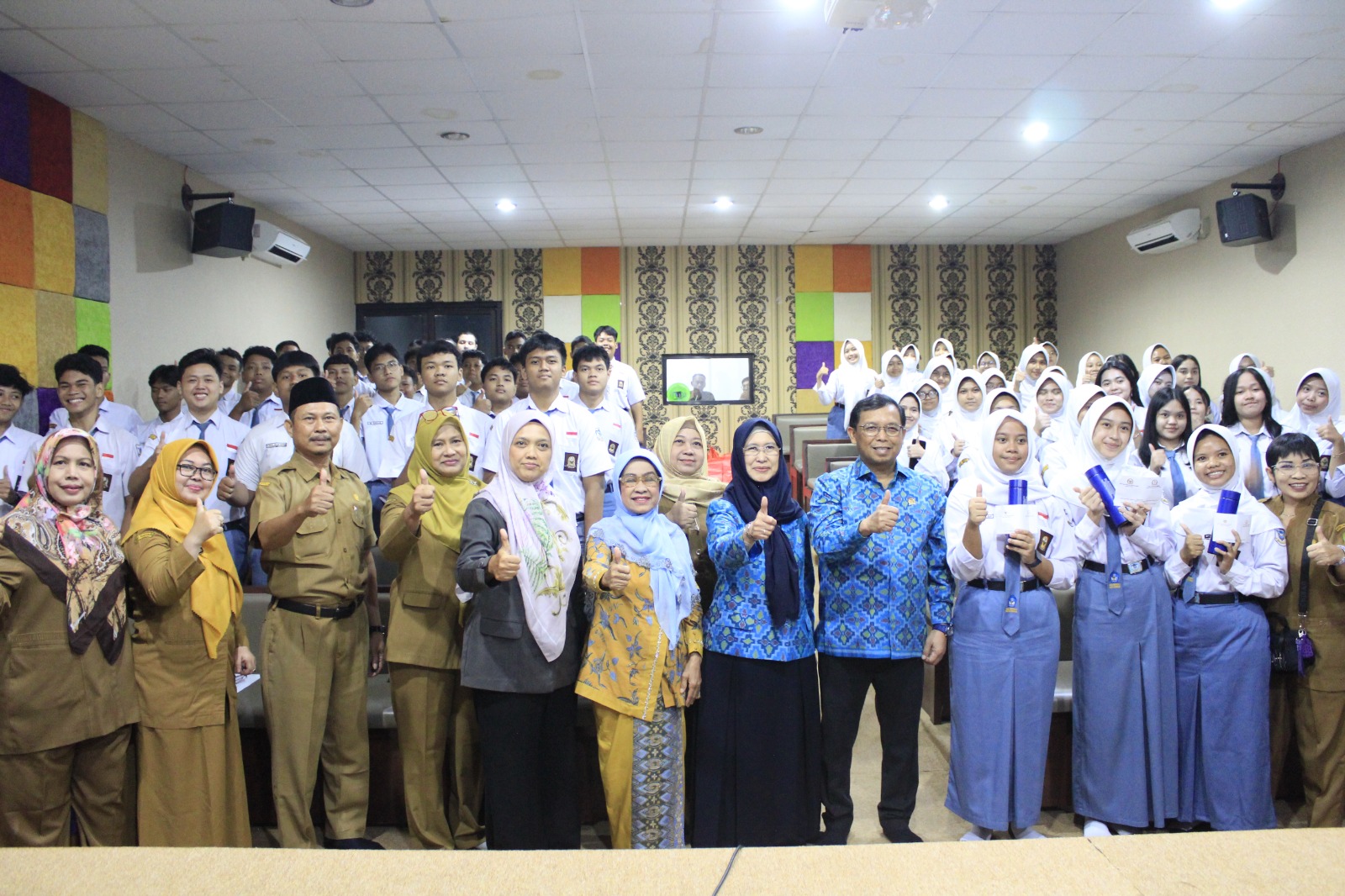 Tingkatkan Kesadaran Politik Pelajar, Ketua Bawaslu Kota Cirebon Jadi Narasumber Pendidikan Demokrasi di SMAN 1