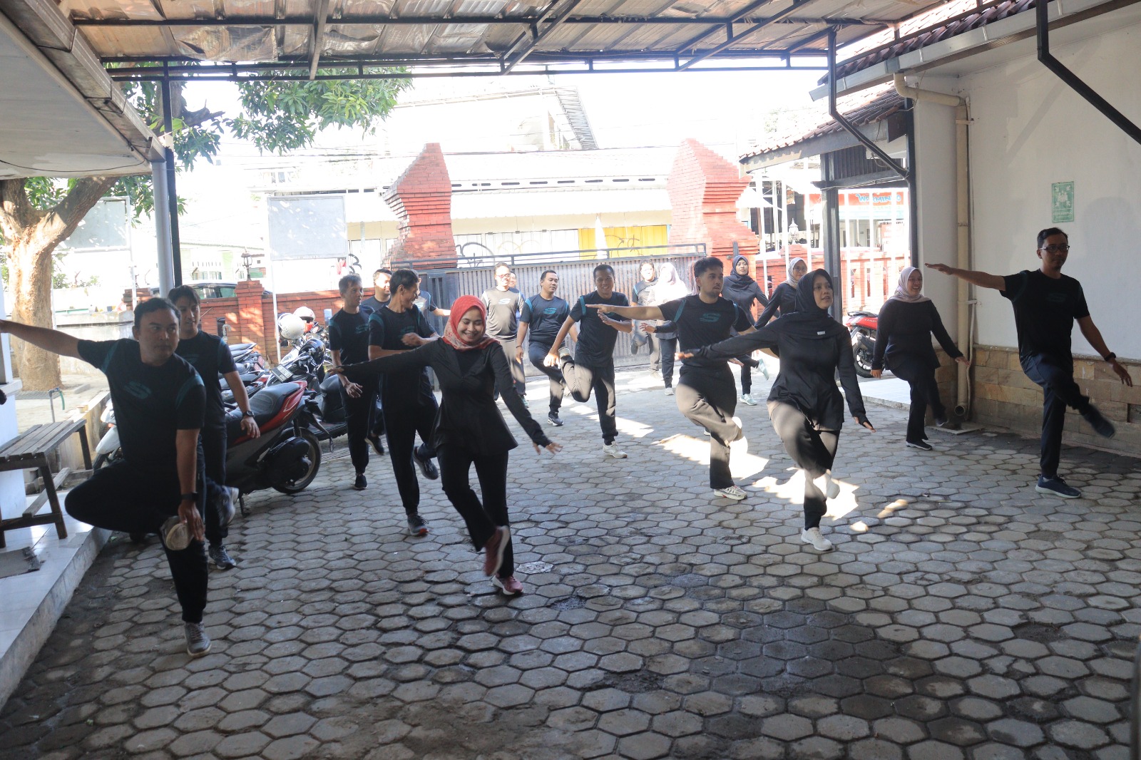 Jaga Kebugaran Pengawas, Bawaslu Kota Cirebon Laksanakan Senam Pagi Bersama dalam Program Jumat Sehati