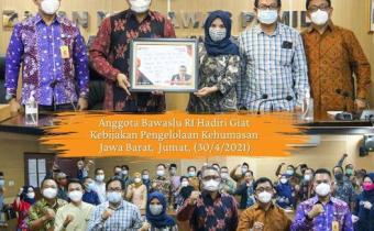 FRITZ EDWARD SIREGAR MENJADI NARASUMBER KEBIJAKAN PENGELOLAAN KEHUMASAN BAWASLU JAWA BARAT