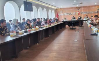 Bawaslu Kota Cirebon Serahkan Laporan Akhir Rekrutmen Panwascam Pemilu 2024