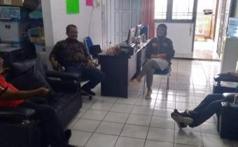H.M. WASIKIN MARZUKI (ANGGOTA BAWASLU PROVINSI JAWA BARAT) MENGUNJUNGI KANTOR SEKRETARIAT BAWASLU KOTA CIREBON