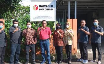 BAWASLU KOTA CIREBON MENERIMA KUNJUNGAN TIM PPID BAWASLU RI MENGENAI MONEV KETERBUKAAN INFORMASI
