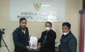 Bawaslu Kota Cirebon Serahkan Laporan PPID Tahun 2021