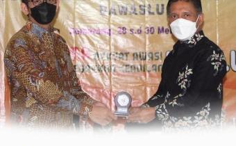 BAWASLU MEMBERIKAN PENGHARGAAN KEPADA PUSAT JARINGAN DOKUMENTASI DAN INFORMASI HUKUM NASIONAL (JDIHN)