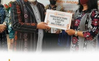 KETUA BAWASLU RI, ABHAN SECARA SIMBOLIK MENYERAHKAN DONASI BANTUAN BAGI TERDAMPAK SIKLON TROPIS SEROJA