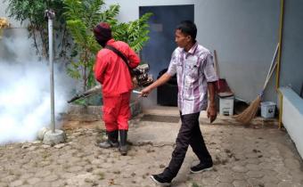CEGAH DEMAM BERDARAH, BAWASLU KOTA CIREBON LAKUKAN FOGGING