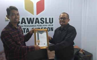 BAWASLU KOTA CIREBON MERAIH PIAGAM PENGHARGAAN KATEGORI LEMBAGA PUBLIK TERBUKA BIDANG KEHUMASAN