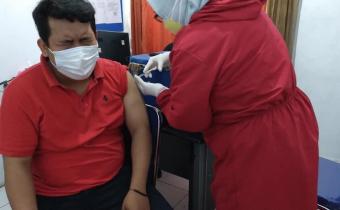 PIMPINAN DAN STAF BAWASLU KOTA CIREBON MELAKSANAKAN VAKSIN COVID-19