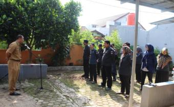 BAWASLU KOTA CIREBON MENGADAKAN APEL PAGI DAN MEMBERI ARAHAN TERKAIT MITIGASI COVID-19