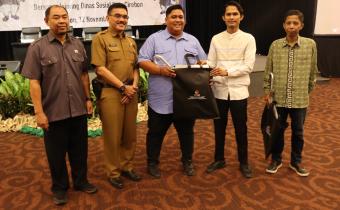 Bawaslu Kota Cirebon Bagikan Bahan Sosialisasi Larangan Pemilihan 2024