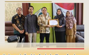 Bawaslu Kota Cirebon Berikan Piagam Penghargaan kepada DPRD Cirebon atas Peran Aktif dalam Suksesnya Pemilu 2024