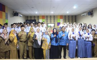 Tingkatkan Kesadaran Politik Pelajar, Ketua Bawaslu Kota Cirebon Jadi Narasumber Pendidikan Demokrasi di SMAN 1