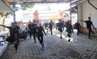 Jaga Kebugaran Pengawas, Bawaslu Kota Cirebon Laksanakan Senam Pagi Bersama dalam Program Jumat Sehati